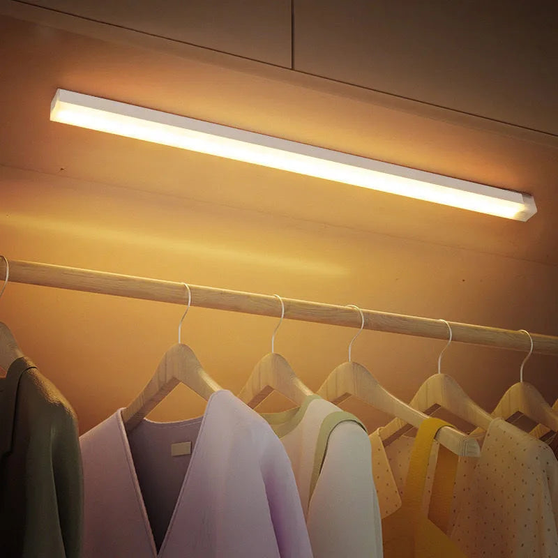 Bewegungs‑Sensor‑LED‑Leuchte – Kabellos, Aufladbar über USB‑C, für Schrank, Küche & Treppe