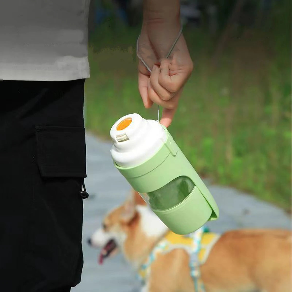 2‑in‑1 Reise‑Trinkflasche mit Futterfach – Wasser + Futter für unterwegs